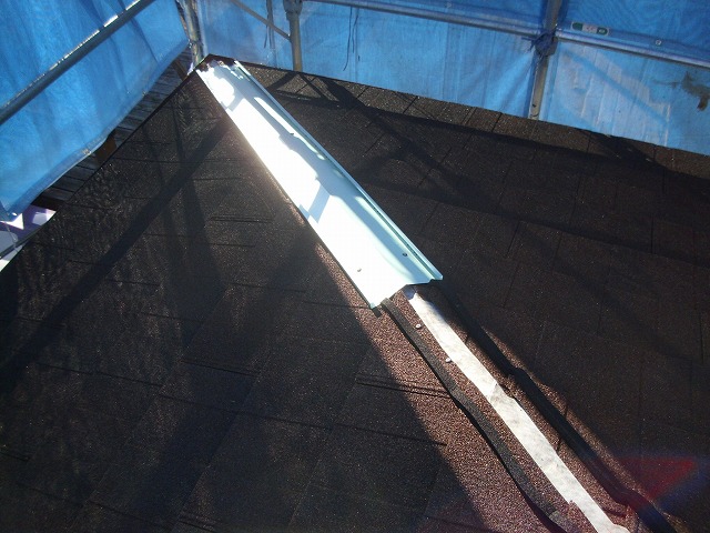 守山区で石付きGL鋼板へ屋根カバー工事を実施、棟板金を施工している様子を中心に紹介！